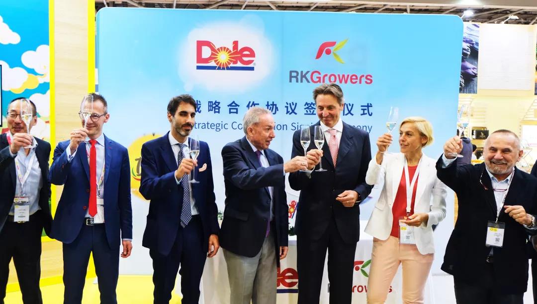 Toast to the new strategic cooperation between Dole and RK Growers